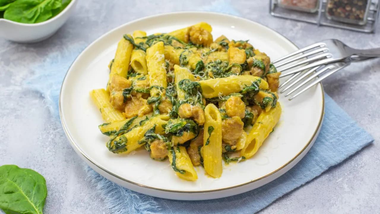 Makaron penne z kurczakiem i szpinakiem w sosie śmietanowym – szybki przepis na pyszny obiad