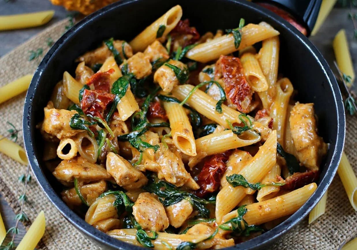 Pyszny makaron penne z kurczakiem i pomidorami – łatwy przepis na obiad