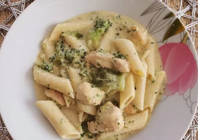 Szybki przepis na makaron penne z kurczakiem i brokułem, który zachwyca