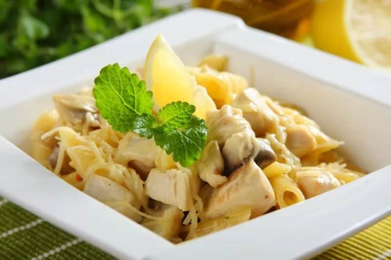 Makaron penne z kurczakiem i pieczarkami w sosie śmietanowym - szybki przepis na pyszny obiad