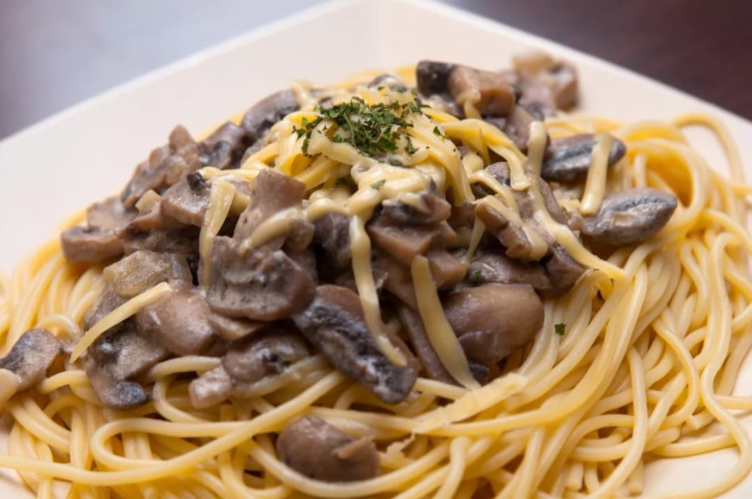 Szybkie spaghetti z pieczarkami bez mięsa, które zachwyci smakiem