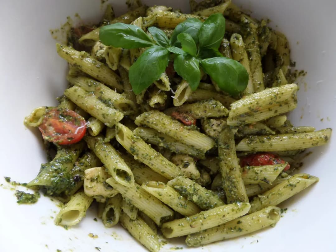 Penne z pesto bazyliowym: szybki przepis na pyszne danie wegetariańskie