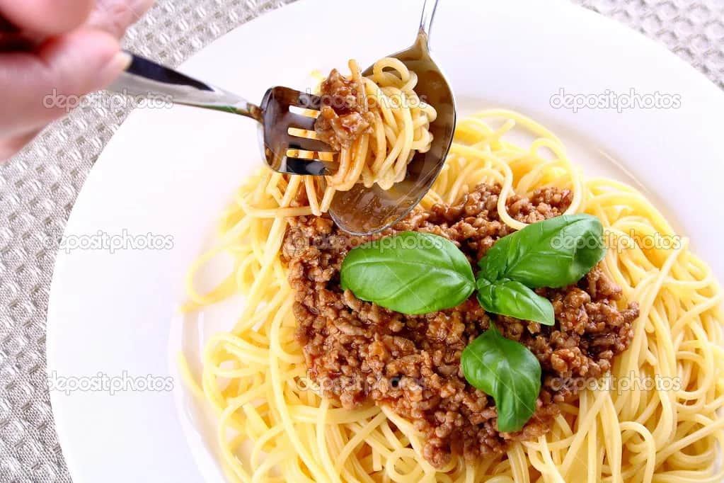 Jak jeść spaghetti łyżką i widelcem, aby uniknąć bałaganu?